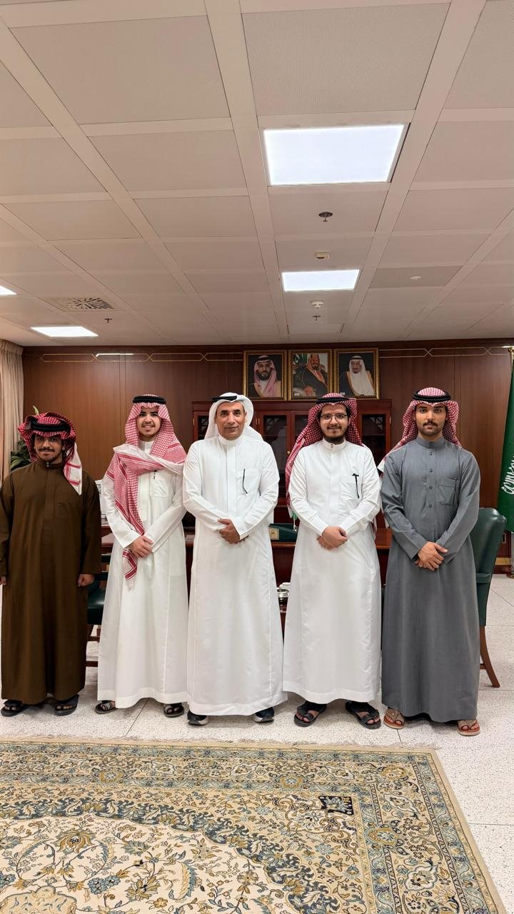 صورة تذكارية مع د. زهير الشهري ووفد المجلة