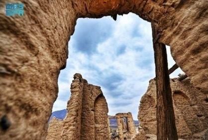 قوس وبقايا جدران حجرية في موقع أثري بالحجاز